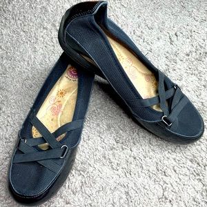 Women flat dress shoes / new without box